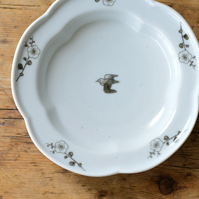 レコメンド :: 植物モチーフの器 :: 梅花 4寸皿 - マルミツウェブ