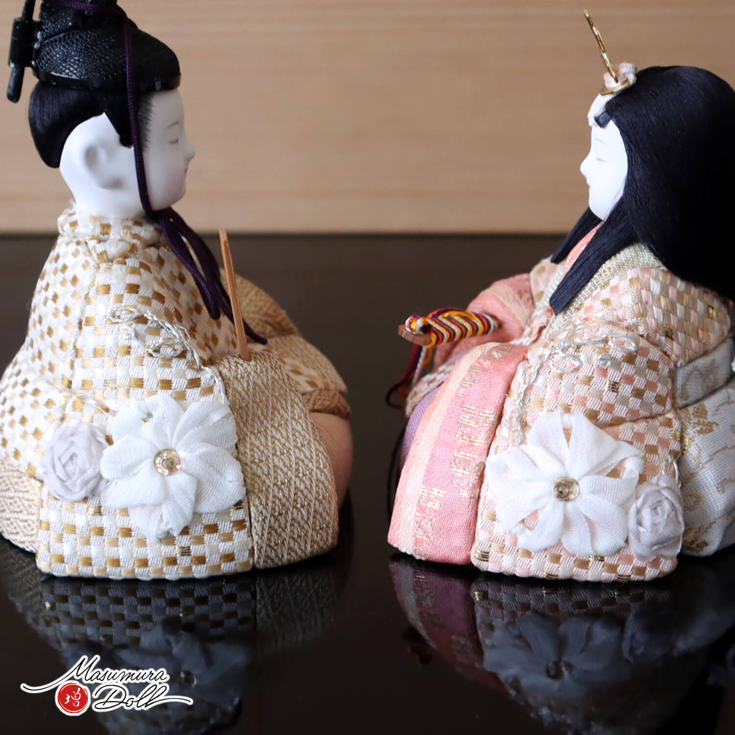 三世・金林真多呂作 正絹 本手刺繍 若葉雛 伝統的工芸品 国産杉製月飾