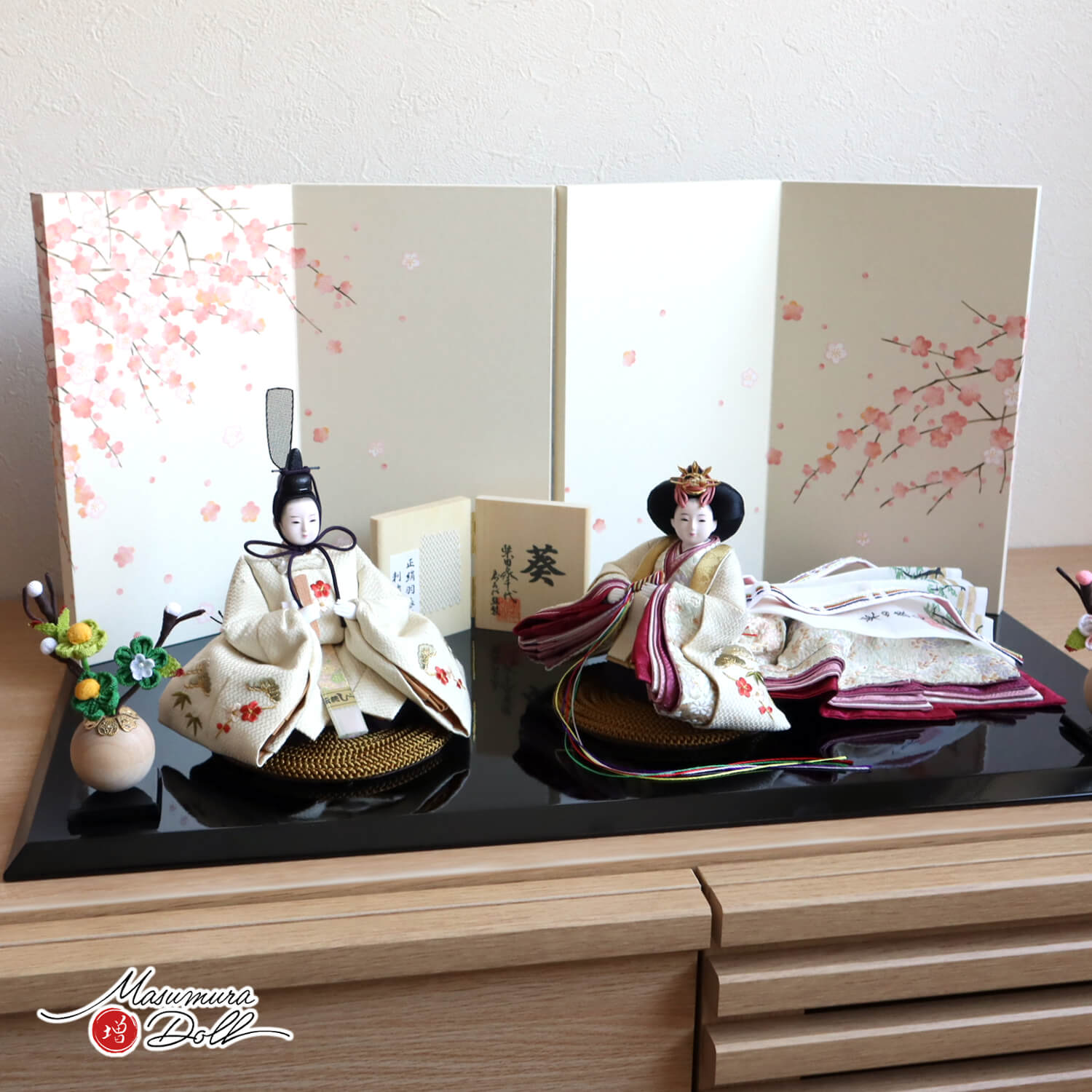 最新作 柴田家千代作 葵 絵巻雛 刺繍 松竹梅 二曲一双屏風 「福梅