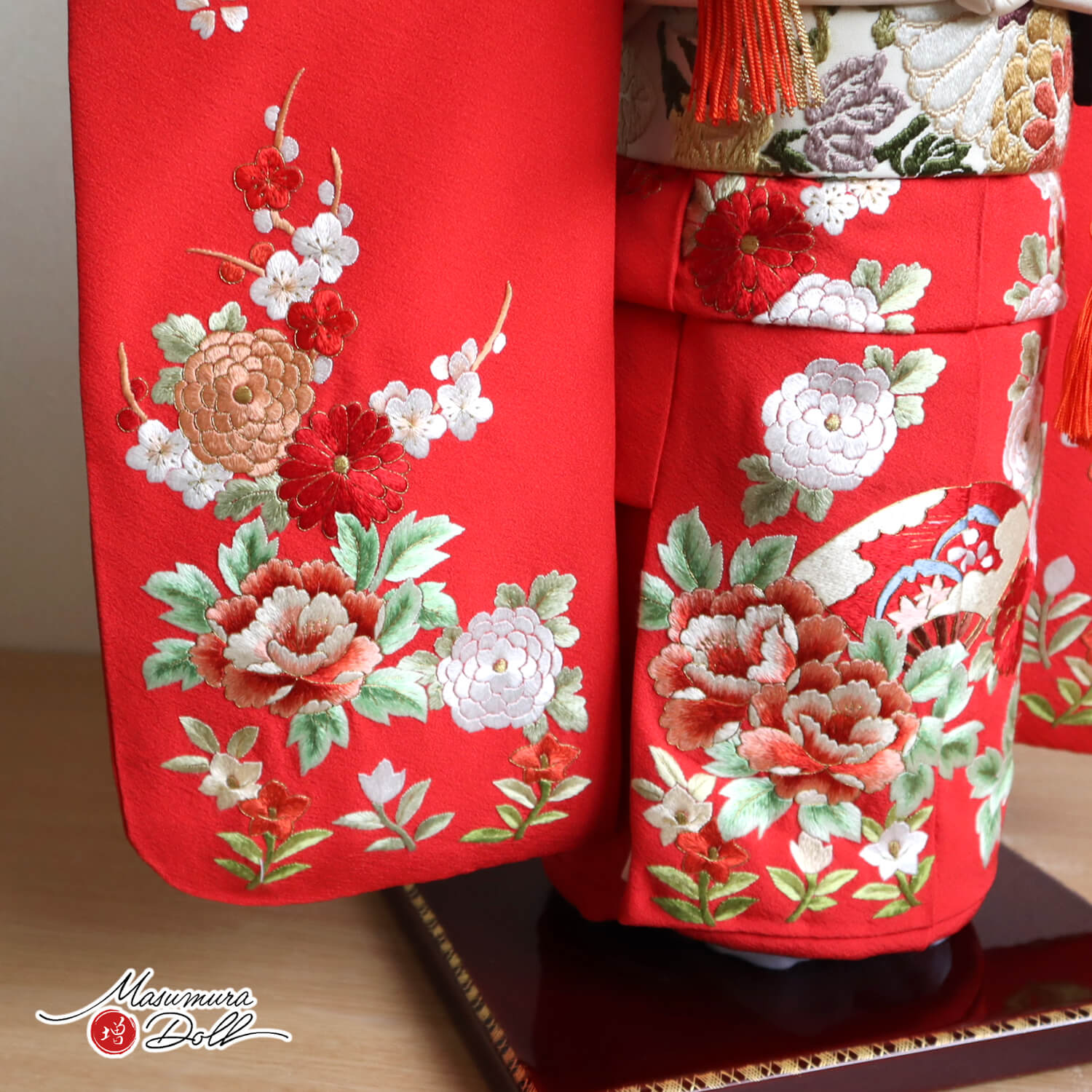 元賀章介作 15号(尺五) 頭師：松乾斎東光 桐塑 本頭 赤色 正絹 手刺繍