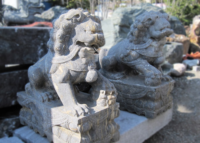 狛犬は阿吽で一対（ペア）の石像を販売しています。