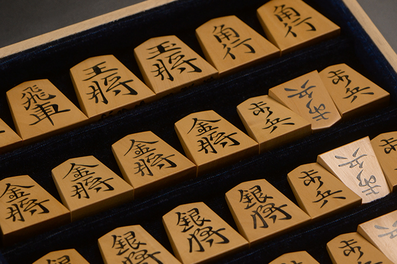 彫埋将棋駒 本黄楊（御蔵島黄楊） 宗歩好 秀楽作 | 前川榧碁盤店