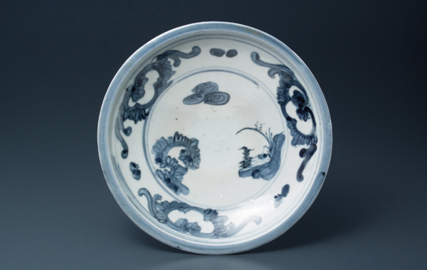 初期伊万里染付布袋文輪花小皿（左） | 商品詳細 東洋古陶磁の前坂晴天堂