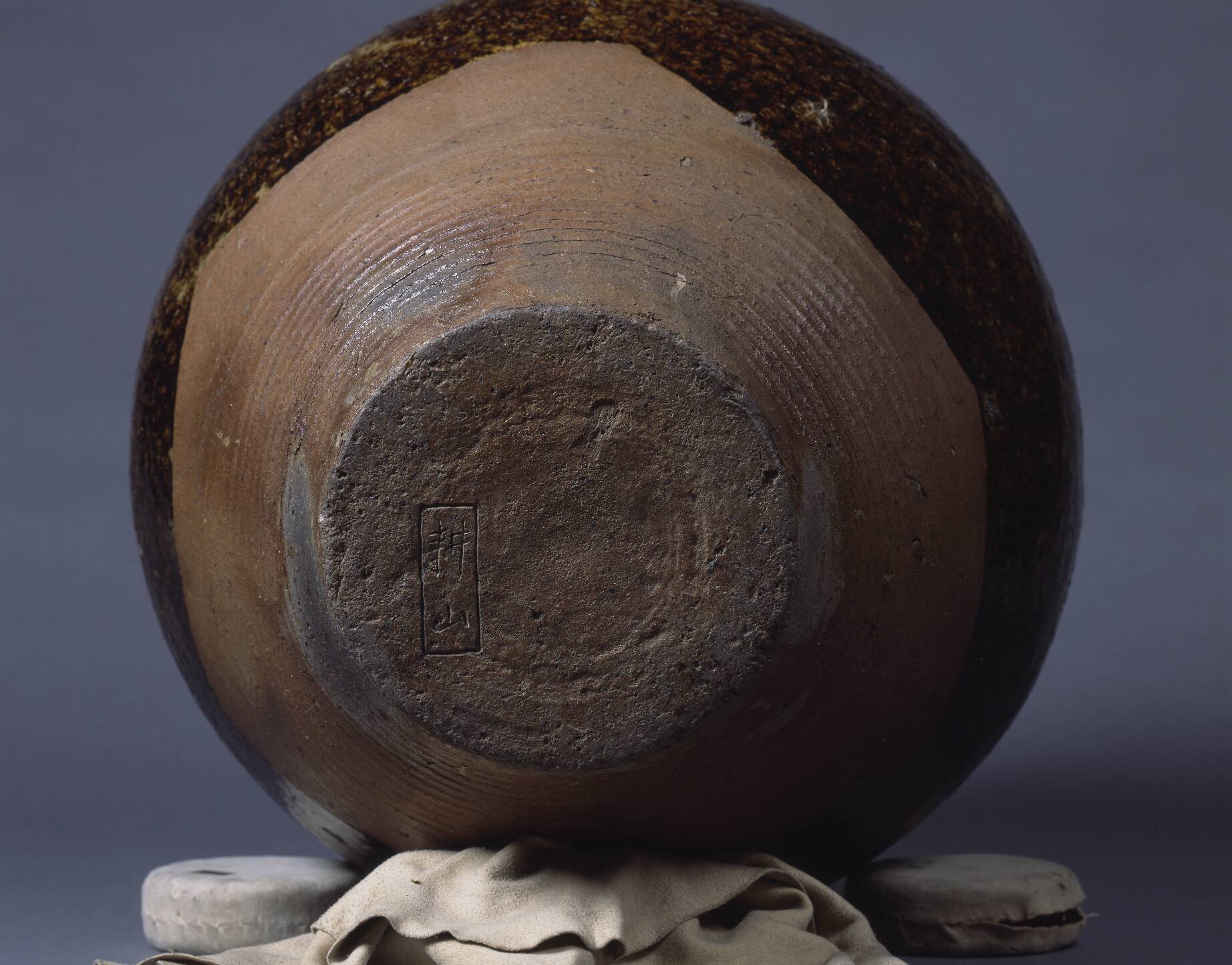 灰釉四耳壺 – 兵庫陶芸美術館 収蔵品データベース