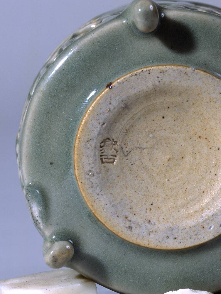 青磁牡丹唐草文透彫香炉 – 兵庫陶芸美術館 収蔵品データベース