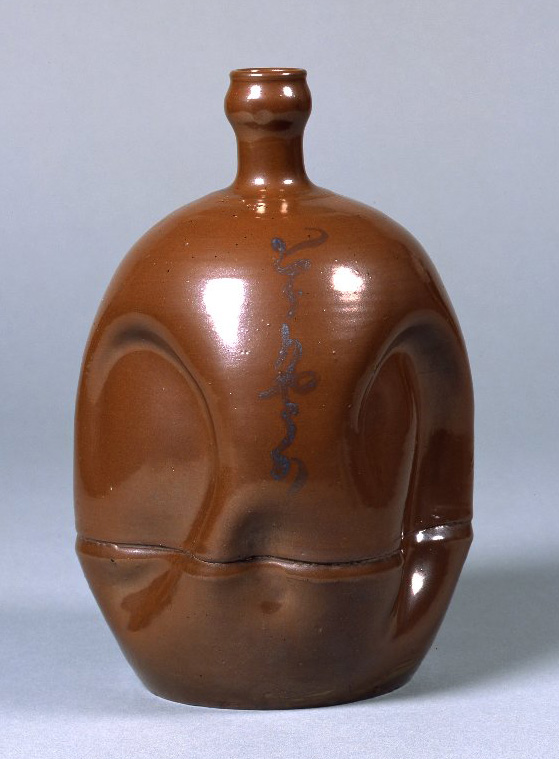 栗皮釉銹絵文字入徳利 – 兵庫陶芸美術館 収蔵品データベース