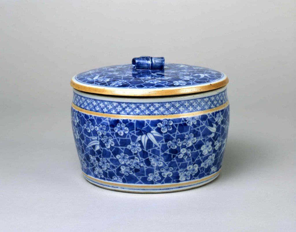 青花竹梅氷裂文蓋物 – 兵庫陶芸美術館 収蔵品データベース