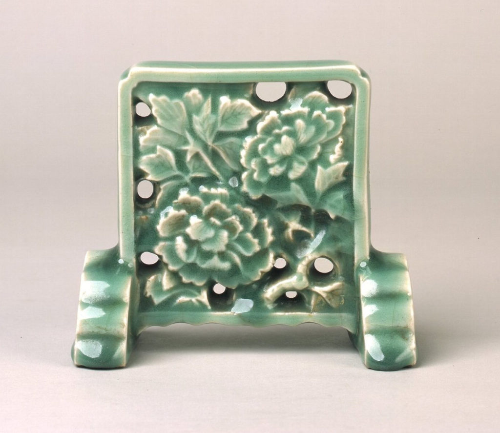 青磁透彫牡丹文硯屏 – 兵庫陶芸美術館 収蔵品データベース