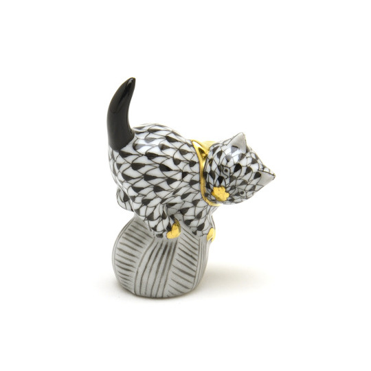 ヘレンド(Herend) 玉乗り猫 置物 黒色の鱗模様(VHNM-05221) 手描き