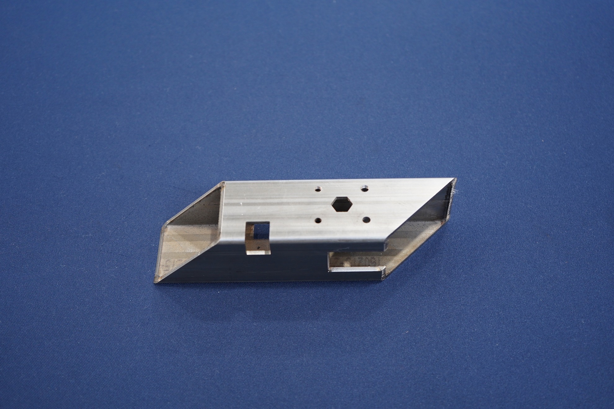 角パイプの三次元切断加工 | 株式会社メタループ|レーザー・板金加工の