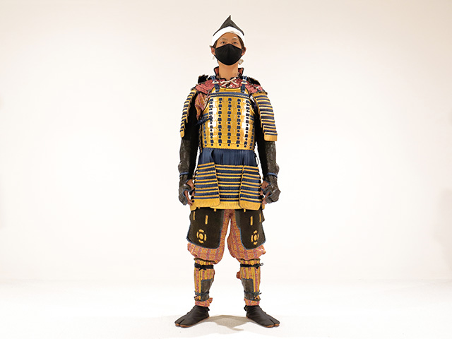 BY05 甲冑 具足 五瓜に唐花家紋唐草胴 獅子噛み前立 鎧櫃付き 兜 武具