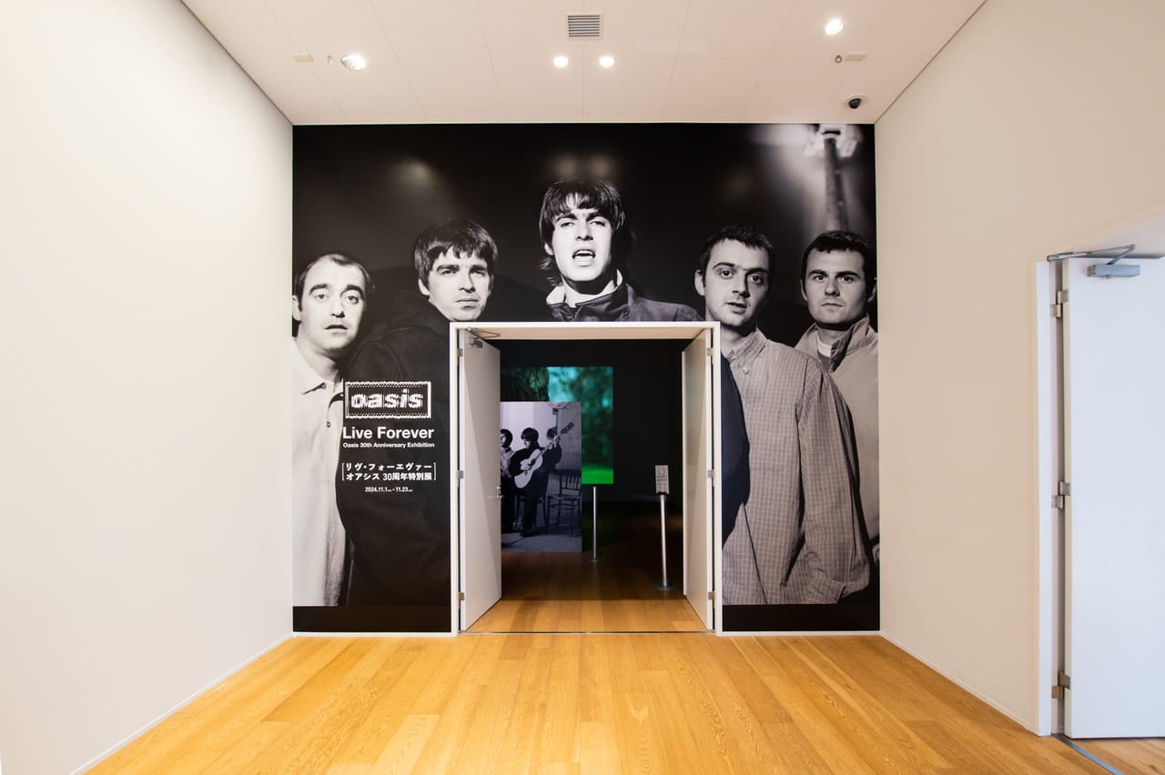 リヴ・フォーエヴァー: Oasis 30 周年特別展」が六本木ミュージアムで