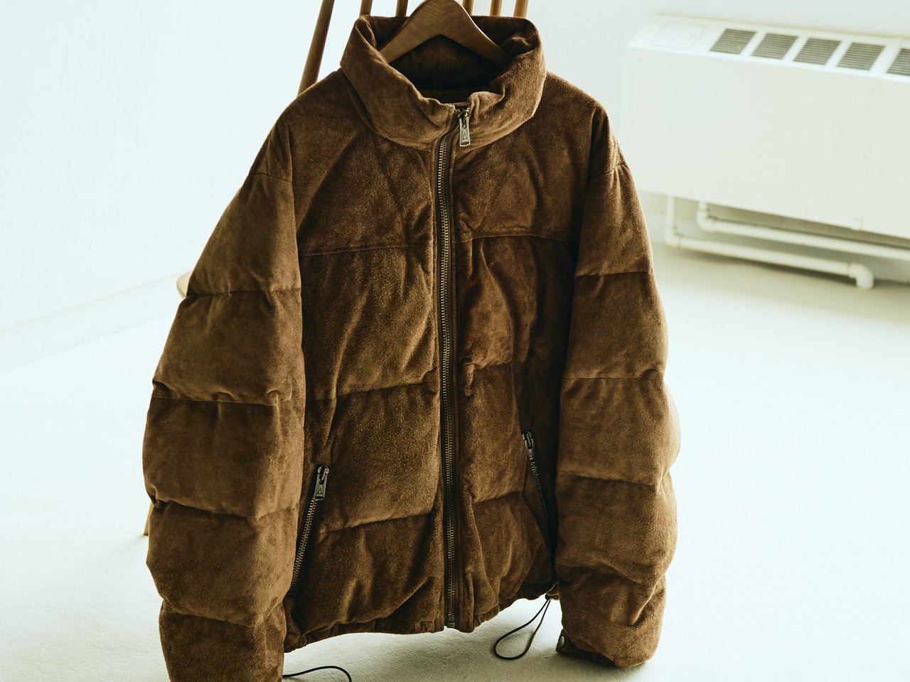 ブラックデニムと合わせてシックにいくか、トレンドのブラウンで今っ