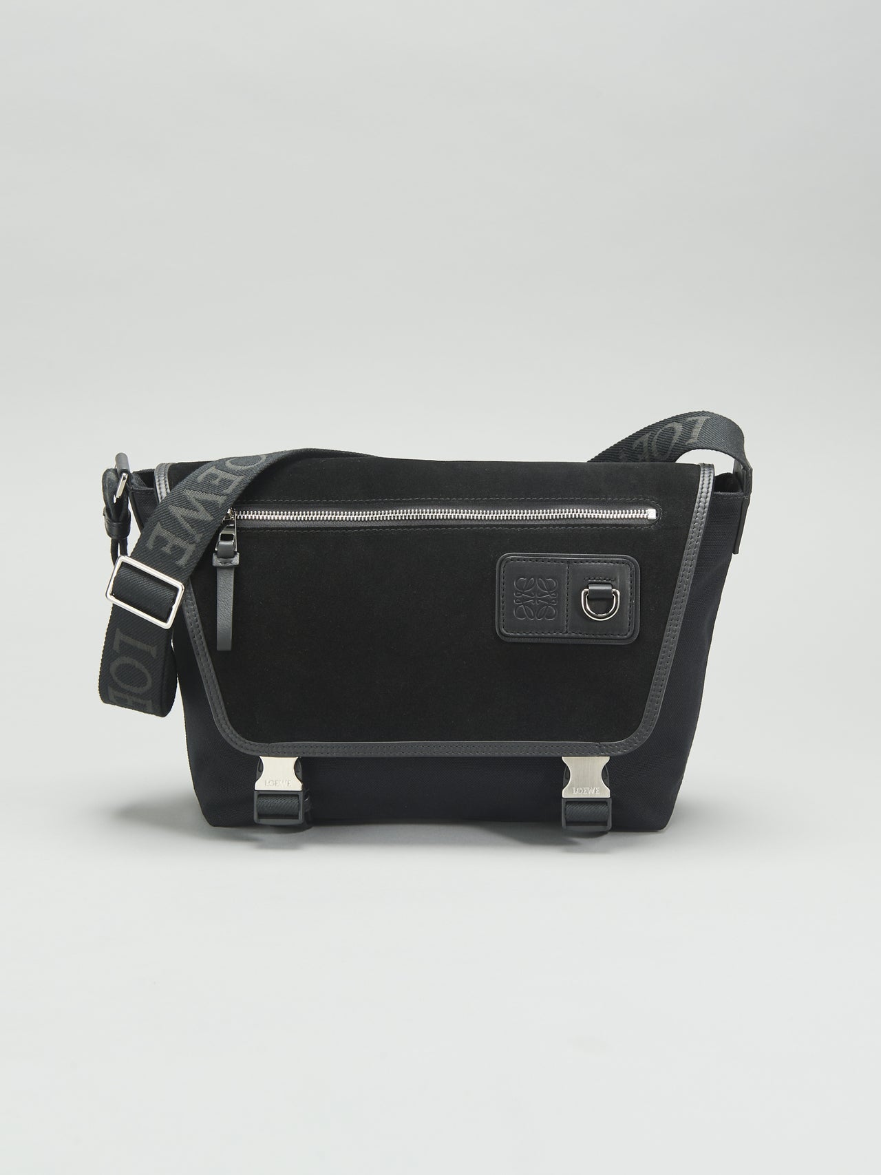 ロエベ」で春に向けて買うべき新作“黒バッグ”はキャンバス＆スエードの