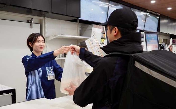 最短15分で届く！ 3,000アイテムが揃う ローソンのデリバリーサービス