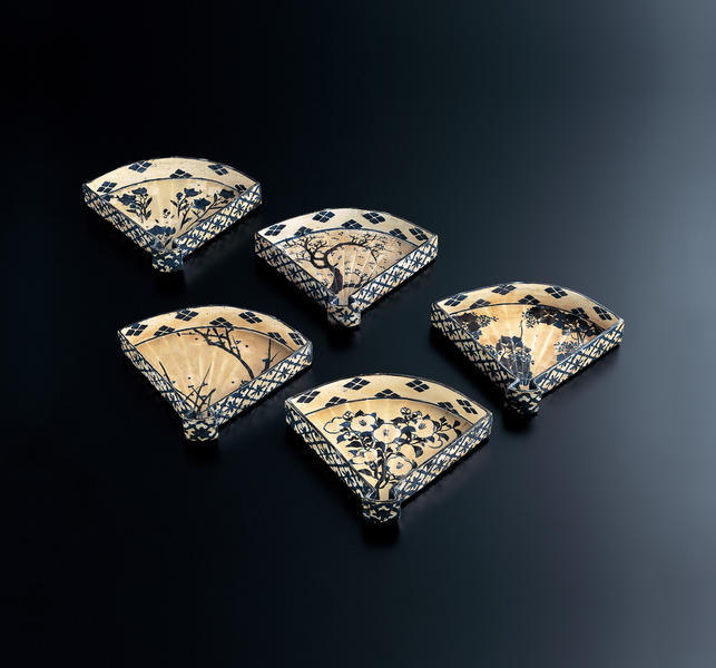 乾山銹絵染付絵替扇形向付 - MIHO MUSEUM