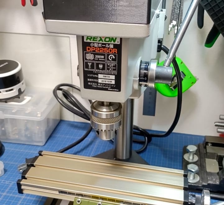 小型ボール盤のREXON DP2250Rにマイクロ・クロステーブル(27100)を簡単