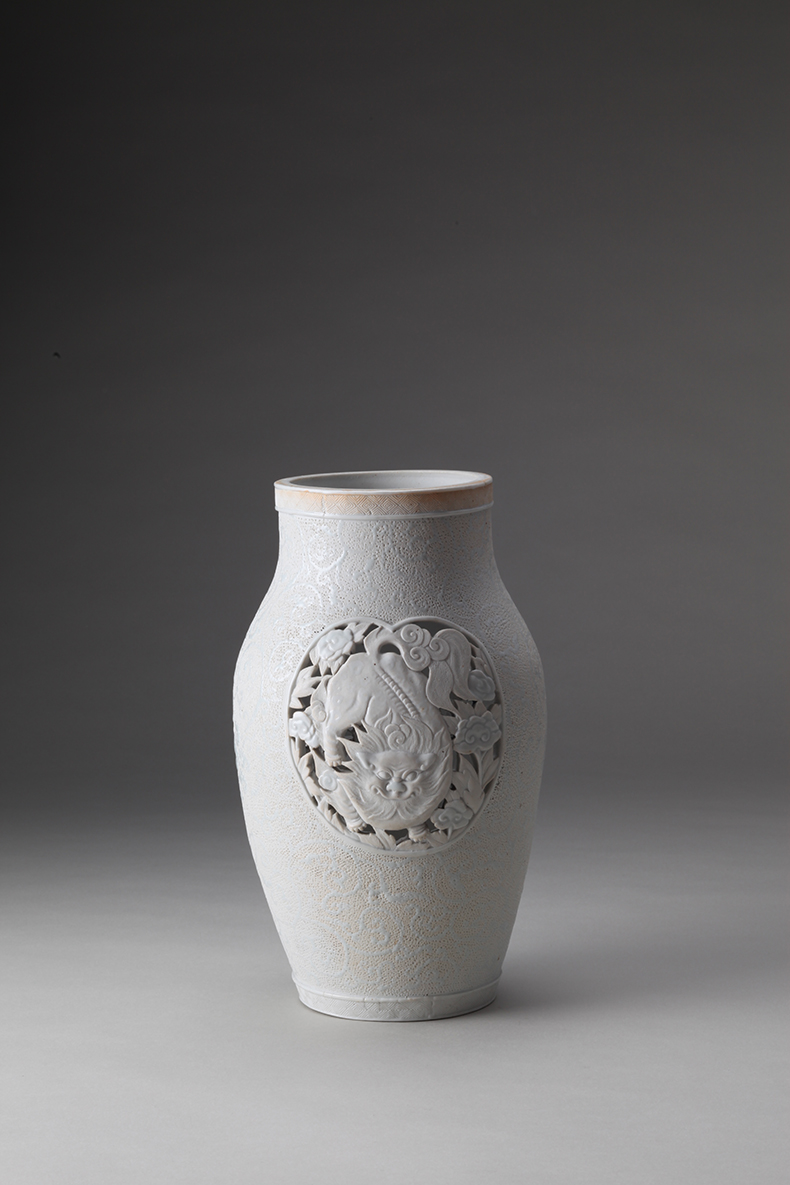 釉描彩唐獅子牡丹透彫瓶 ｜ みかわち焼 三川内焼- 総合サイト