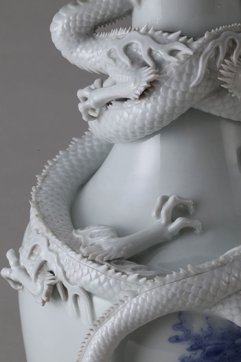 染付龍刻唐獅子牡丹文花瓶 ｜ みかわち焼 三川内焼- 総合サイト