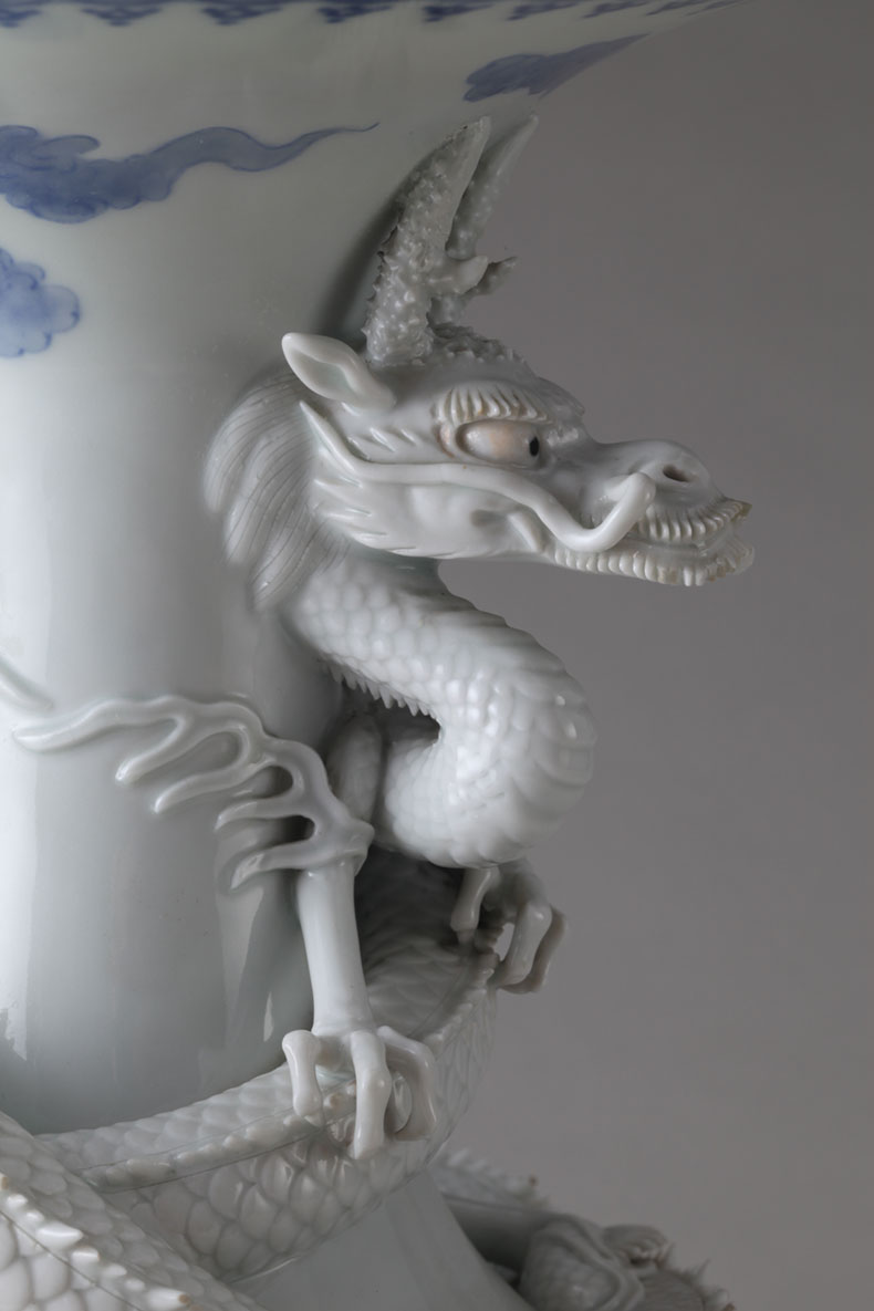 染付龍刻唐獅子牡丹文花瓶 ｜ みかわち焼 三川内焼- 総合サイト