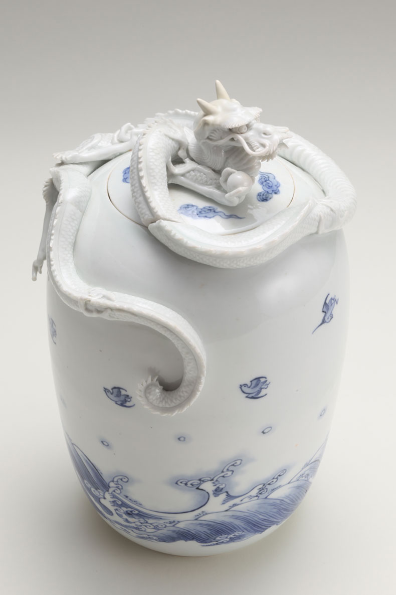 染付波に千鳥文龍彫水指 ｜ みかわち焼 三川内焼- 総合サイト