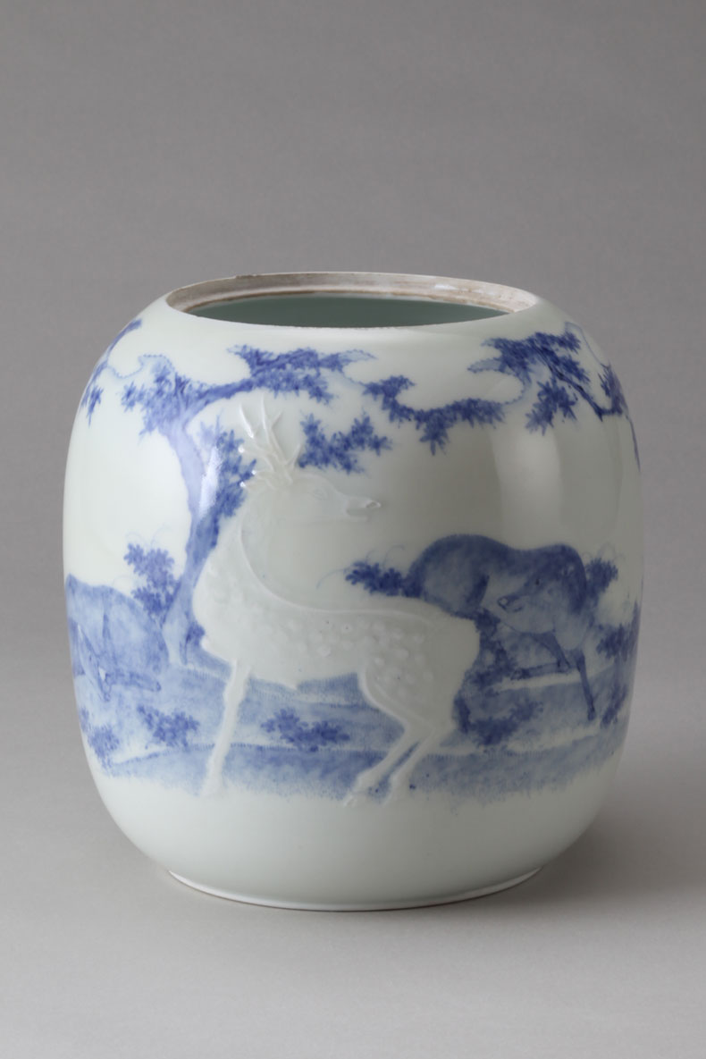 染付陽刻鹿に紅葉文水指 ｜ みかわち焼 三川内焼- 総合サイト