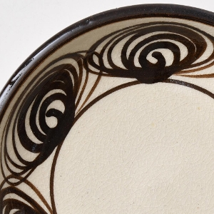 瀬戸本業窯 馬の目皿 7.5寸 鉄（焦茶） ｜ みんげい おくむら （日本と