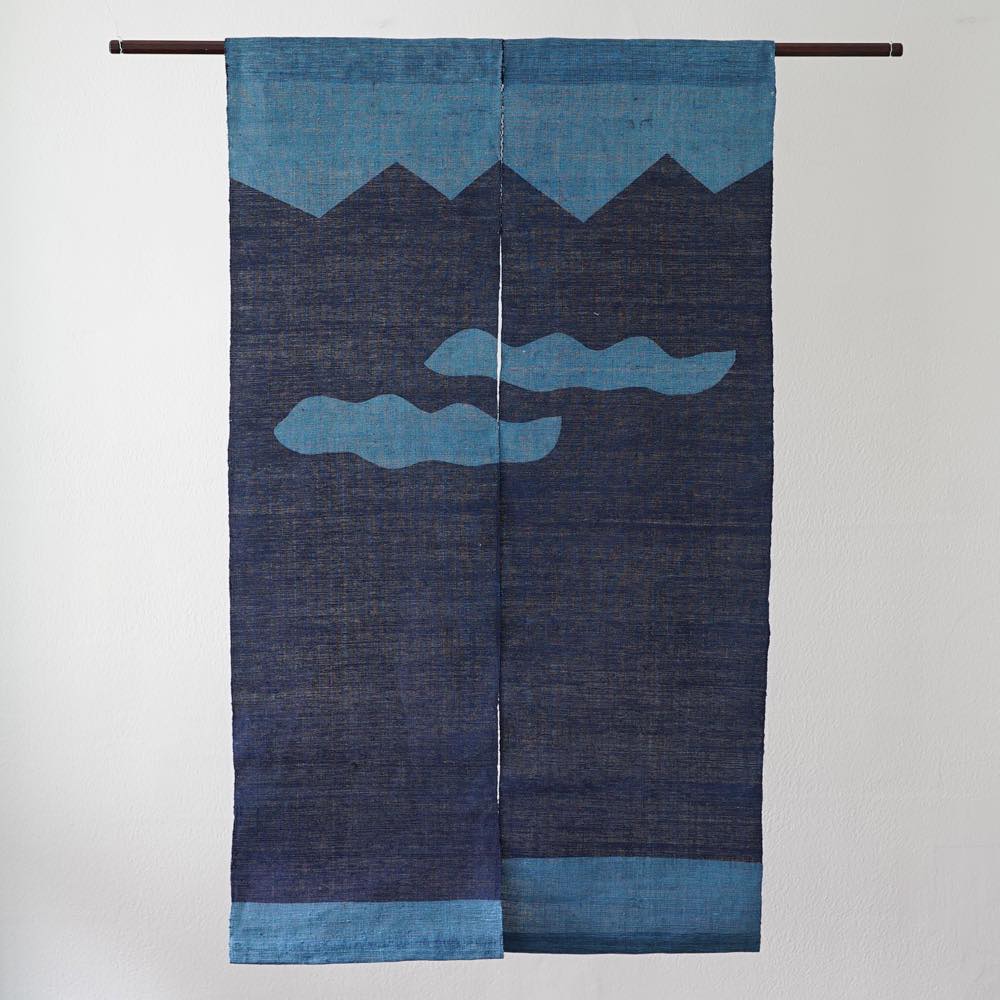 山内武志（山内染色工房） 藍染め麻のれん 山にふたつ雲 ｜ みんげい