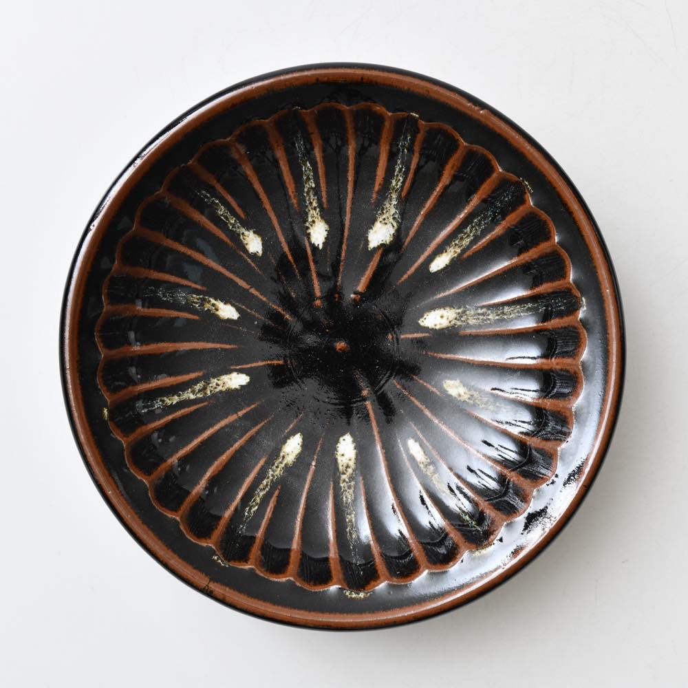 丹波立杭焼 俊彦窯 黒釉糠打 しのぎ 七寸鉢 ｜ みんげい おくむら