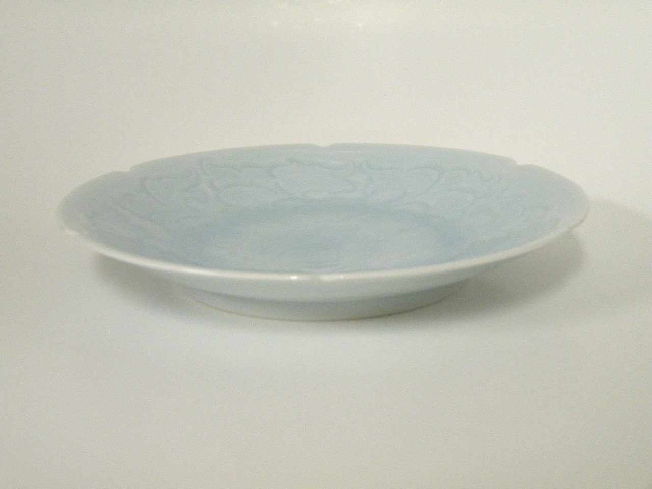 美濃焼伝統工芸品協同組合 | 青白磁唐草6寸皿