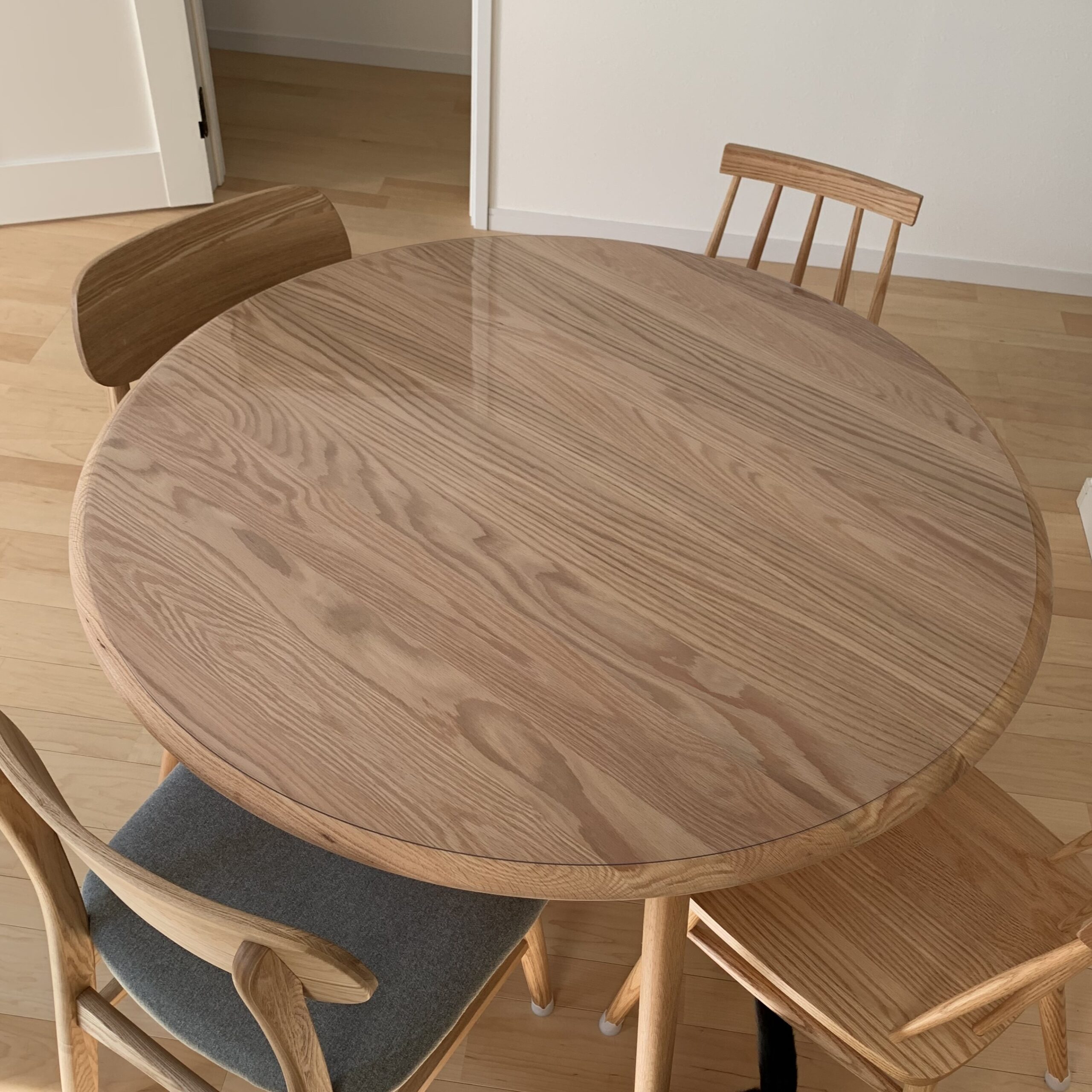 モモナチュラルのラウンドテーブルにテーブルマットをオーダー | 透明