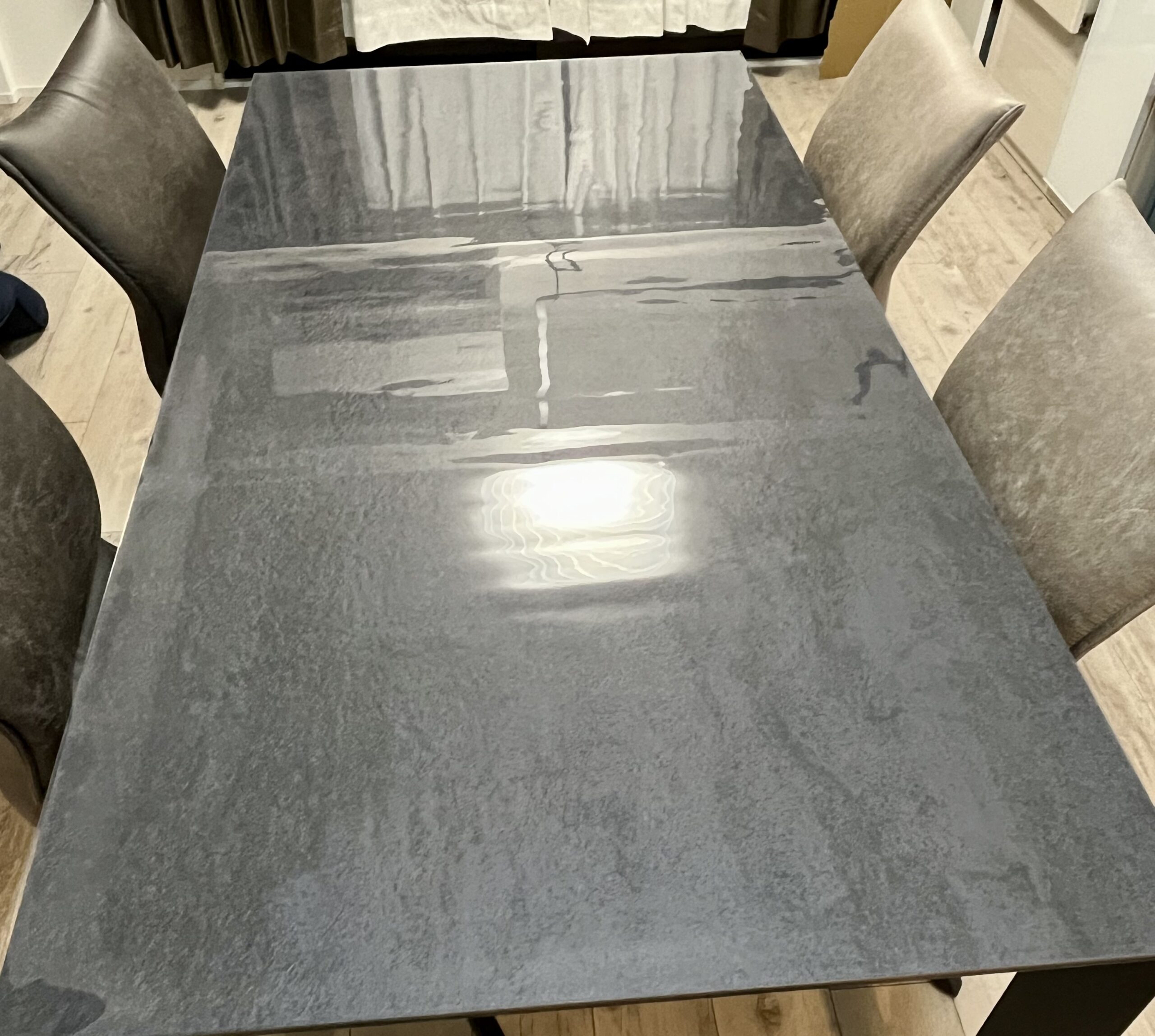 セラミック天板のテーブルに透明マットを敷いた事例 | 透明テーブル