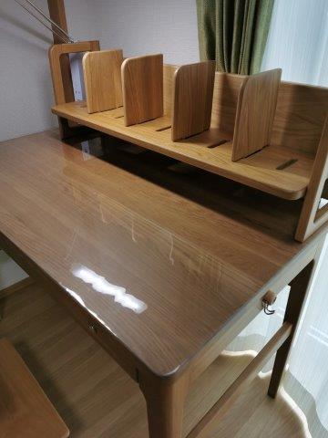 透明マットをKEYUCAのテーブルにオーダーした事例 | 透明テーブル