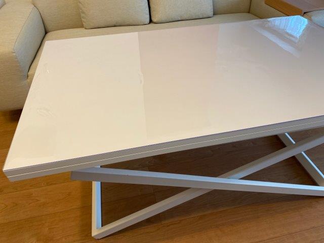 BoConceptの白いテーブル,汚れ防止に透明マットを敷いてみました