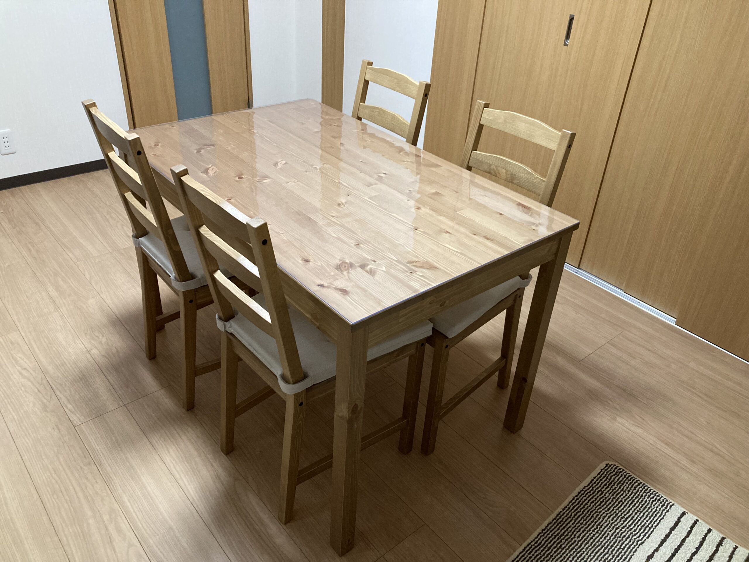 IKEAのテーブル JOKKMOKK（ヨックモック）の傷防止対策 | 透明テーブル