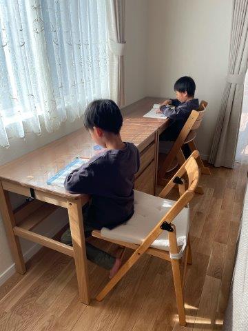 無印良品のツインデスクを使う12家庭の写真がクチコミよりリアル