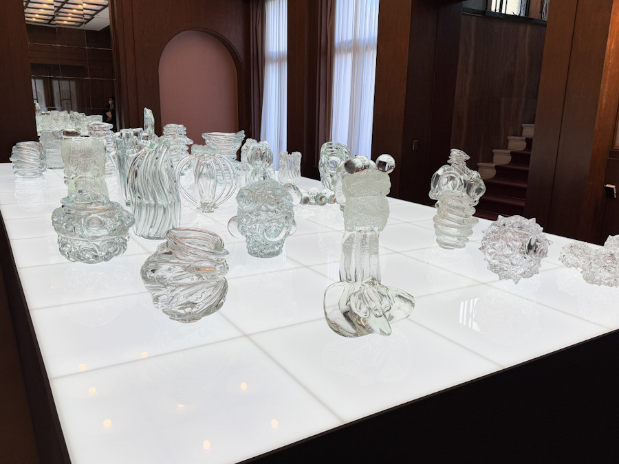 アール・デコの空間に、鉄とガラスの現代アートが共演 ― 東京都庭園