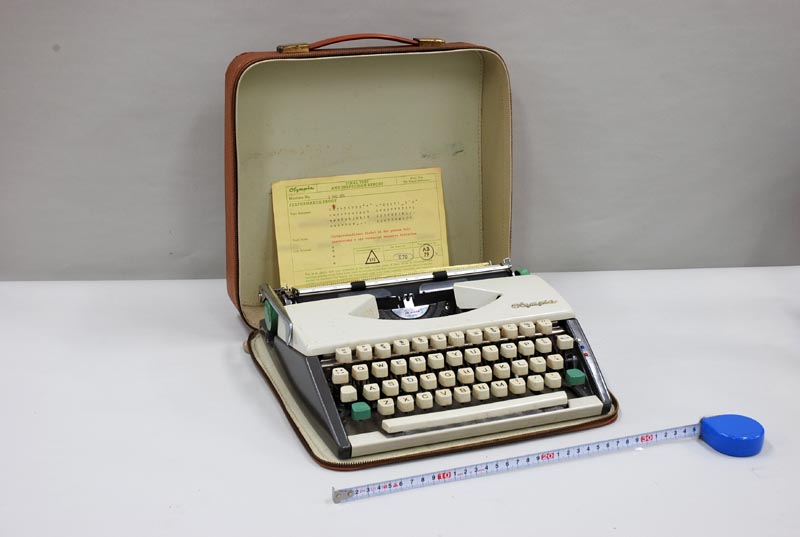 ポータブルタイプライター OLYMPIA Model 99 | 卓上計算器およびタイプ