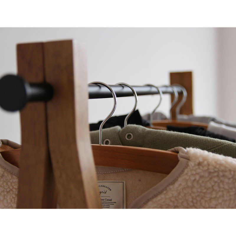 綺麗すぎず粗さを含めた素材感を生かした木製ハンガーラック