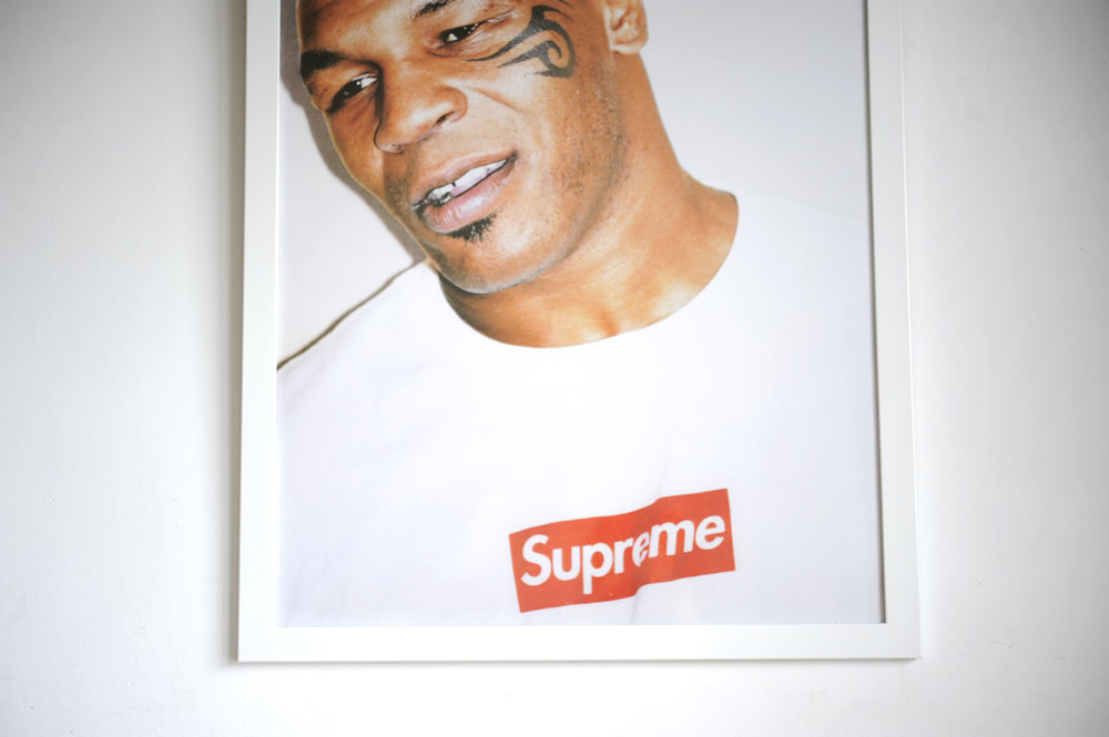 ケイトモス × Supremeポスターとタイソン × Supremeポスターの額装を
