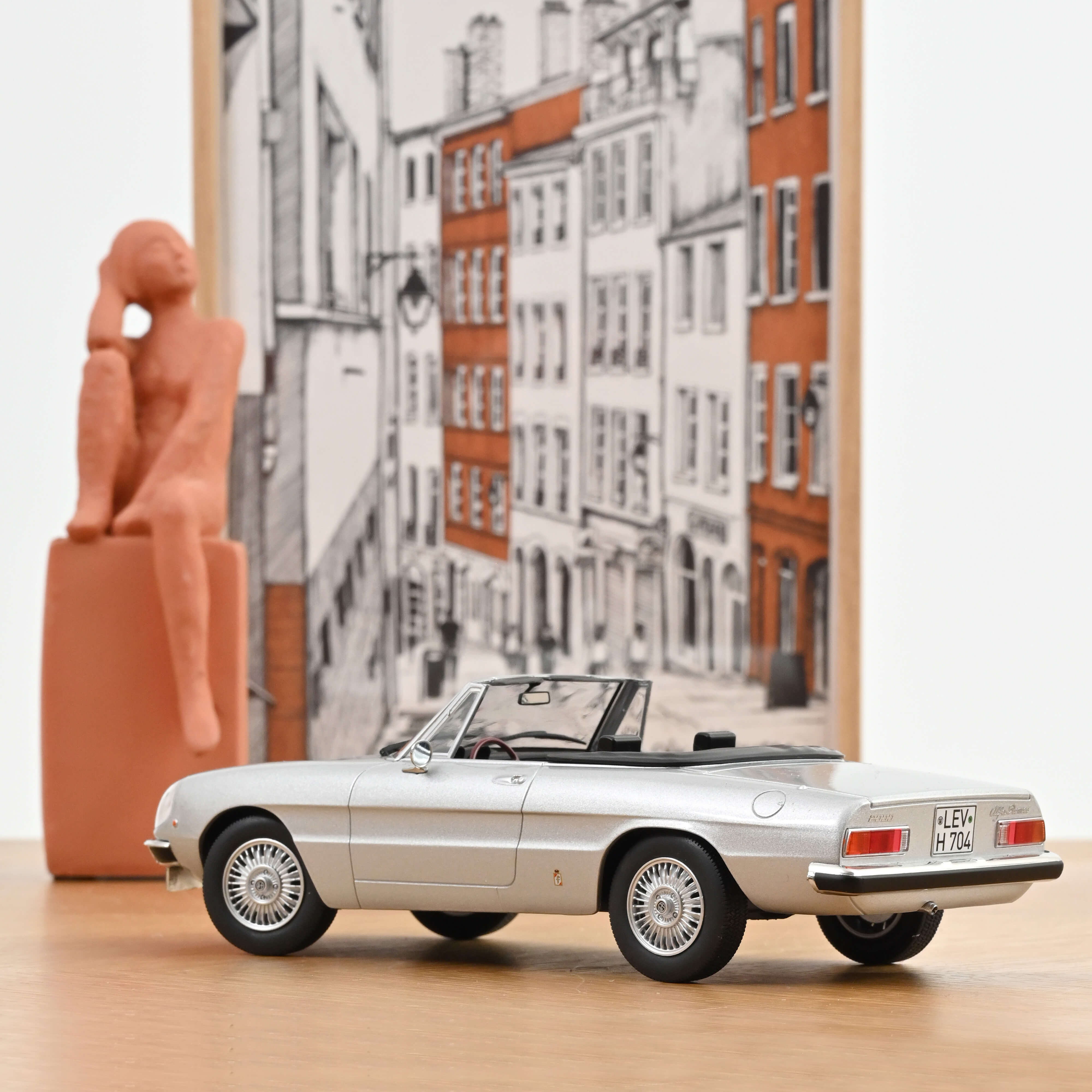 Alfa Romeo 2000 Spider 1973 Silvergrey metallic 1:18 – Norev