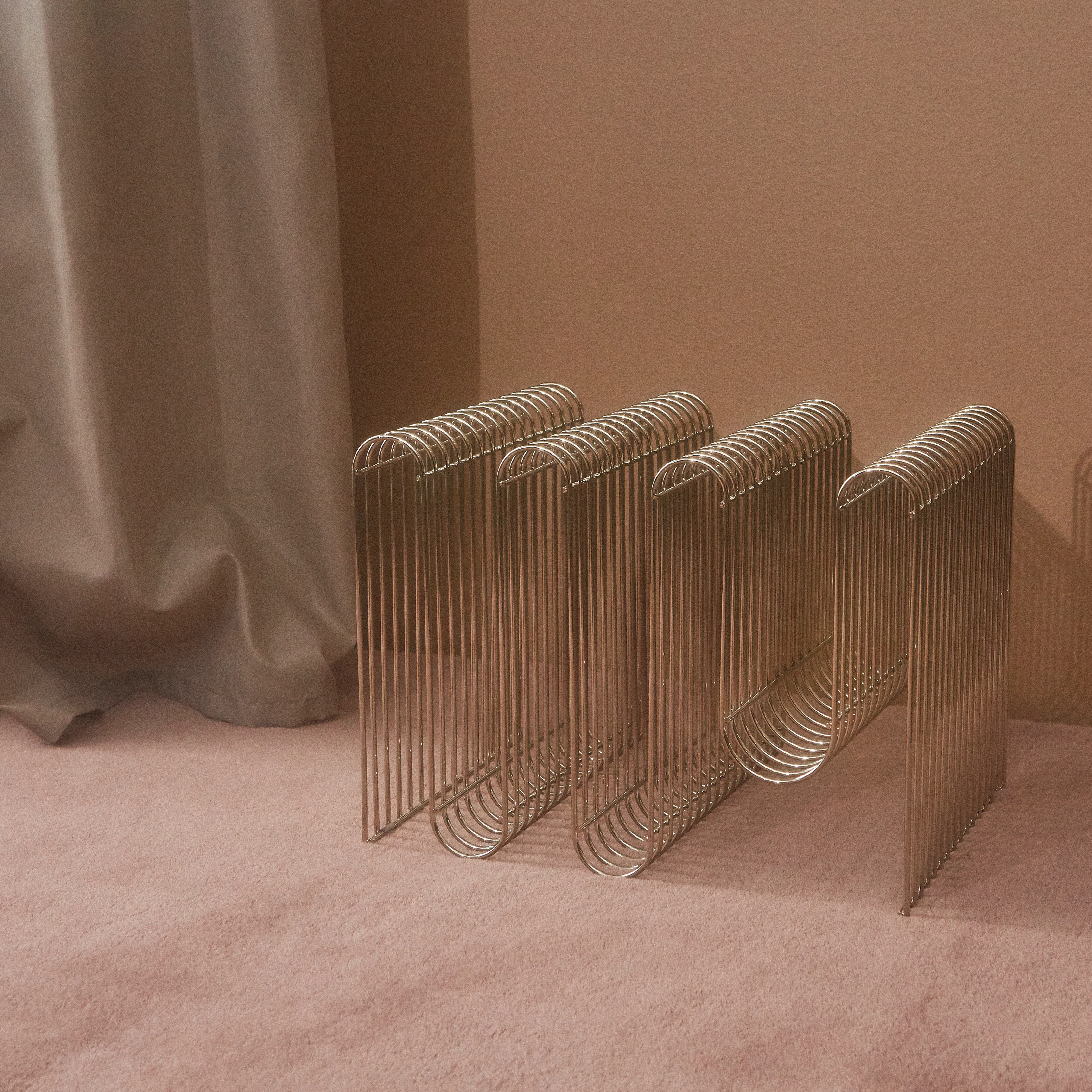 AYTM | アイテム からのCurva ニュースペーパースタンド - NordicNest.jp