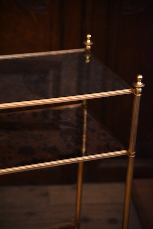 上品な装飾のブラスガラストップサイドテーブル 3段