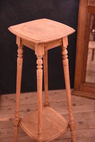 上品な印象の木製のフラワースタンド