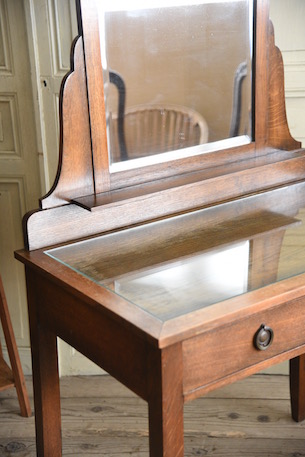 雰囲気ある木製のドレッサー