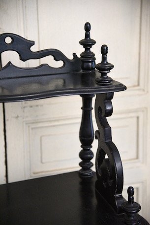 装飾が魅力的なミュージックシェルフ