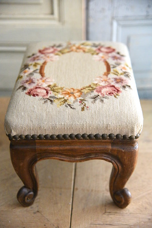 可愛らしい猫脚のオットマン