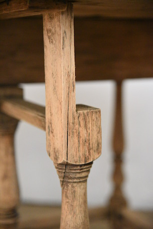 雰囲気ある2ドロワーゲートレッグテーブル