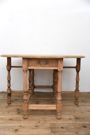 雰囲気ある2ドロワーゲートレッグテーブル