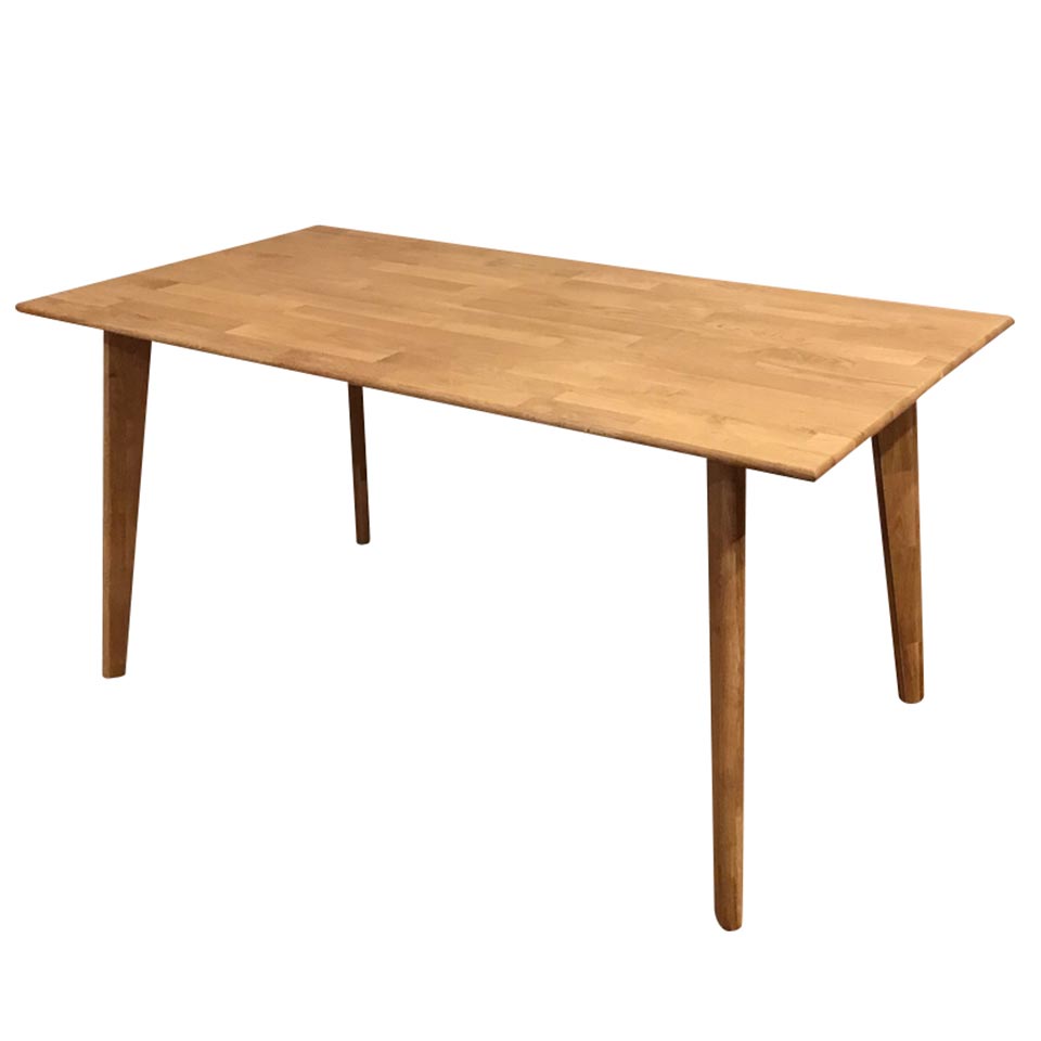 幅広いコーディネートで活躍！オーク天然木のダイニングテーブル